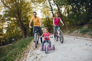 Familia feliz montando en bici