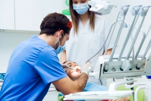 Periodoncista en Valencia tratando la enfermedad periodontal