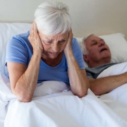 Mujer no puede dormir por la apnea del sueño de su marido, quien necesita tratamiento anti ronquidos