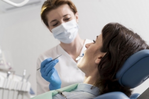 Dentista en Clínica dental Valencia con paciente