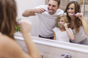 Familia lavándose los dientes