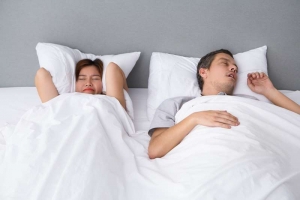 Mujer no puede dormir por los ronquidos de su pareja, para lo que necesita la férula antironquidos