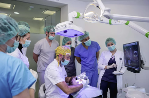 Dentistas en Valencia de la Clínica Aviñó, pioneros en el sistema de implantes X-GUIDE
