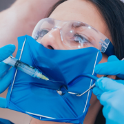 Mujer se somete a endodoncia en clínicas dentales Valencia, clínica Aviñó