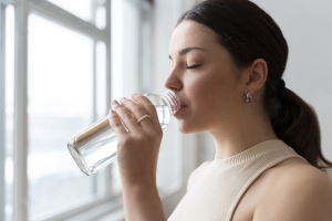 Mantenerse hidratado es muy importante para cuidar la salud bucodental en verano